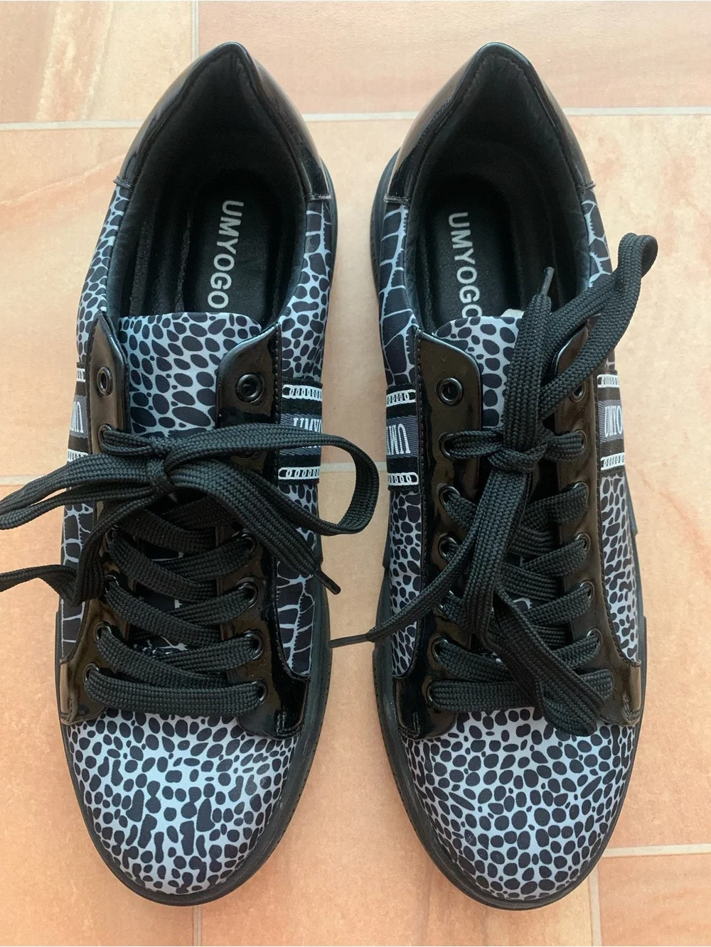 Umyogo Men's Black, White & Gray Snakeskin Pattern Low-Top Sneakers Shoes